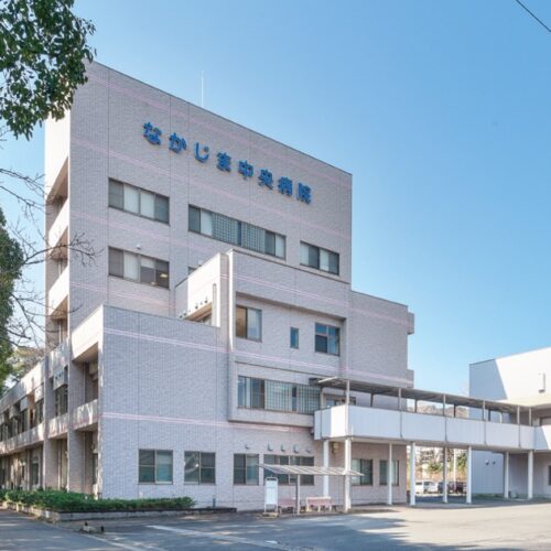 徒歩約8分のなかじま中央病院は松山市島しょ部の医療を支え、介護サービスも実施。