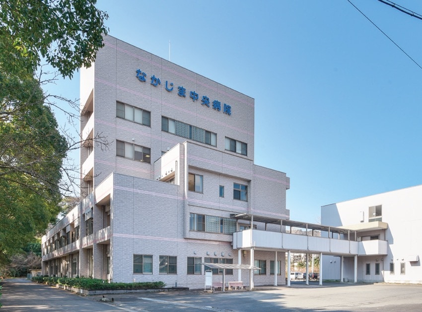 徒歩約8分のなかじま中央病院は松山市島しょ部の医療を支え、介護サービスも実施。