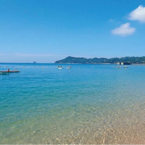 約500ｍにわたって白い砂浜が広がる姫ヶ浜ビーチ。夏は中島を代表する海水浴場としてにぎわい、トライアスロン中島大会のスイム会場にも。