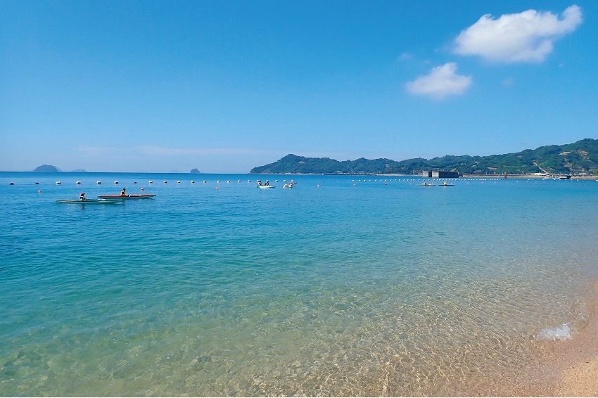 約500ｍにわたって白い砂浜が広がる姫ヶ浜ビーチ。夏は中島を代表する海水浴場としてにぎわい、トライアスロン中島大会のスイム会場にも。
