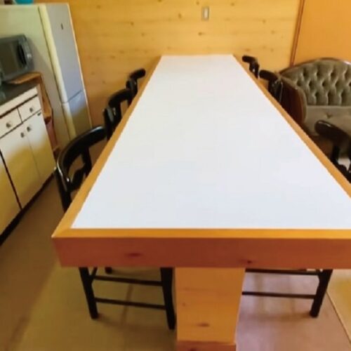 何かと便利なカウンターテーブル。6人分の椅子付きで、料理や食事、作業台にもなる。