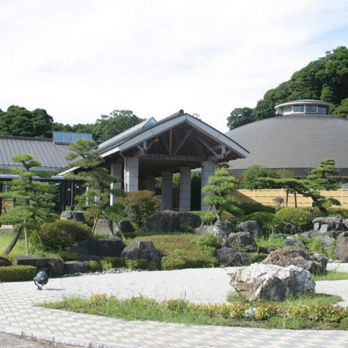 鹿児島県肝付町にある温泉ドーム。入り口やホールでは、新鮮な野菜や肝付町自慢の特産品を販売しており、旬の商品をお得に買うことができる。