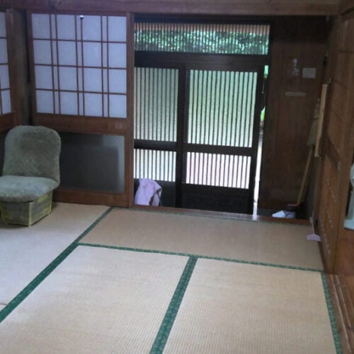 鹿児島県肝付町の物件。玄関（写真奥）を入ってすぐの和室は6帖間。写真左側は廊下、右側はキッチンとつながっている。