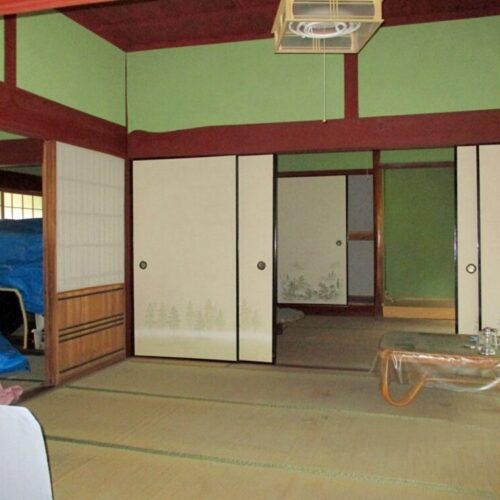 兵庫県佐用町の物件の和室。10年前にリフォームされているが、部分的に床の一部がへこんでいたりしているので、床下は確認したほうがいい。