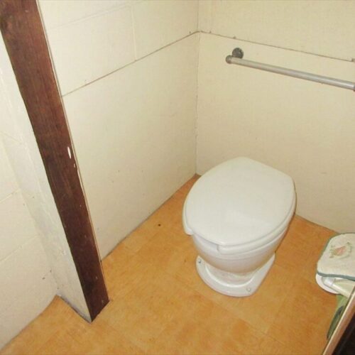 岩手県遠野市の物件のトイレは汲み取り式のため、要改修。