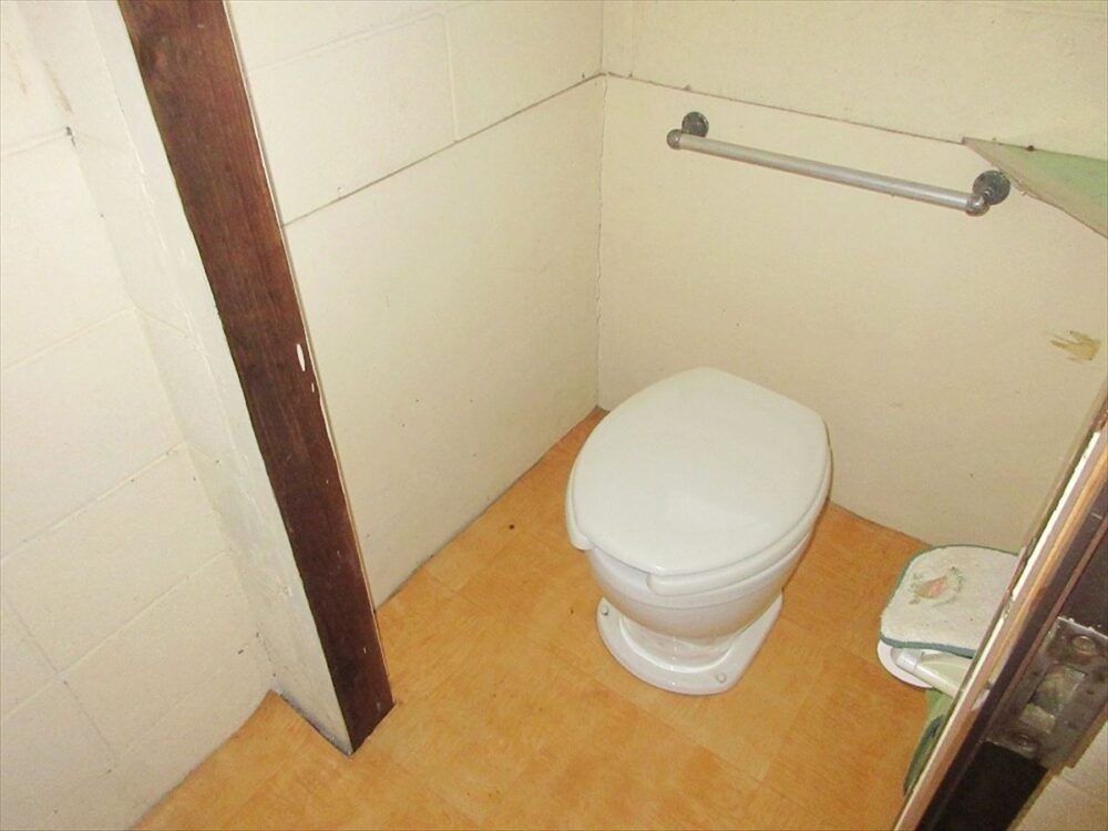 岩手県遠野市の物件のトイレは汲み取り式のため、要改修。