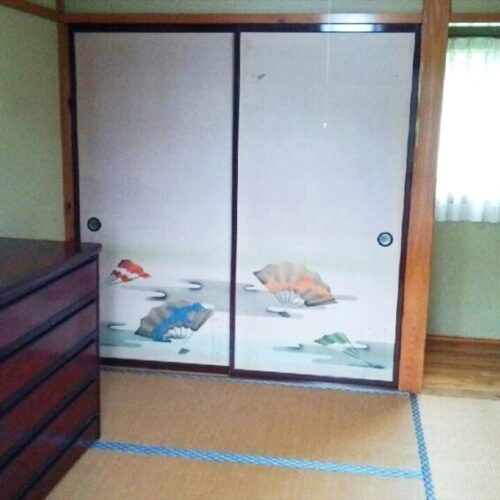 新潟県小千谷市の物件の2階の和室。家具や家電は、相談によって引き渡し可能で、机やタンスなどはそのまま使用できる。
