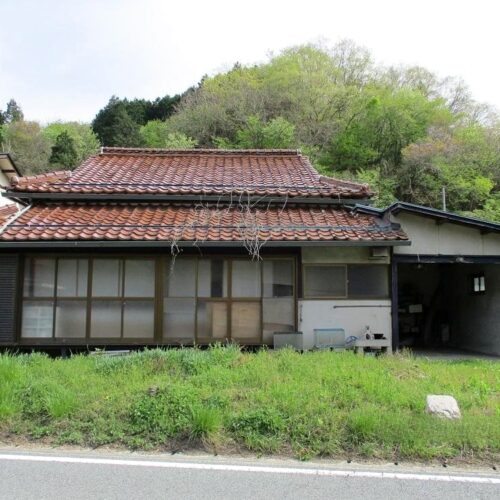 兵庫県佐用町の物件を裏側から見た様子。右側は物入スペースとなっている。