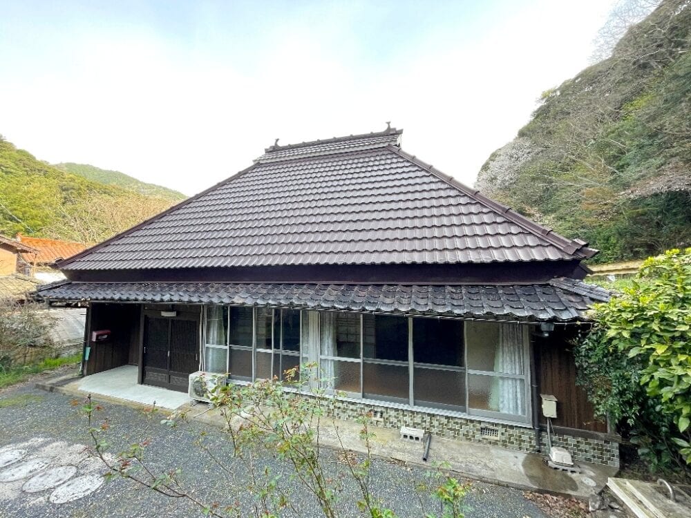 山口県美祢市の物件の正面右から