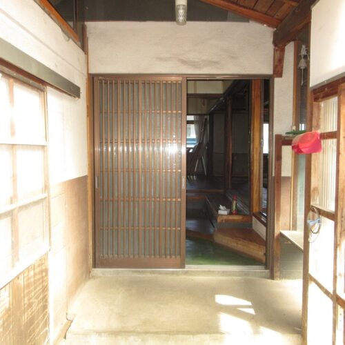 岩手県遠野市の物件の玄関。母屋と小屋をつなぐL字部分の中心に玄関がある。