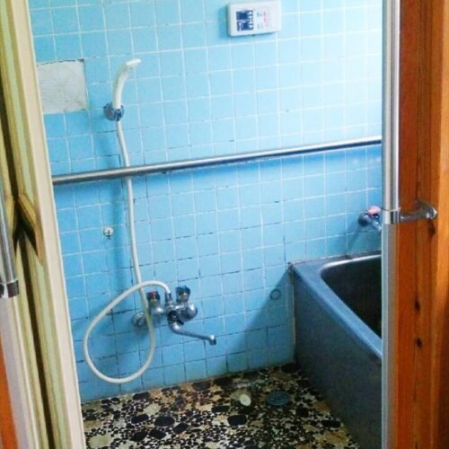 新潟県小千谷市の物件の浴室。タイルの汚れやはがれなどがある。また水回り関係の修繕や点検が必要。