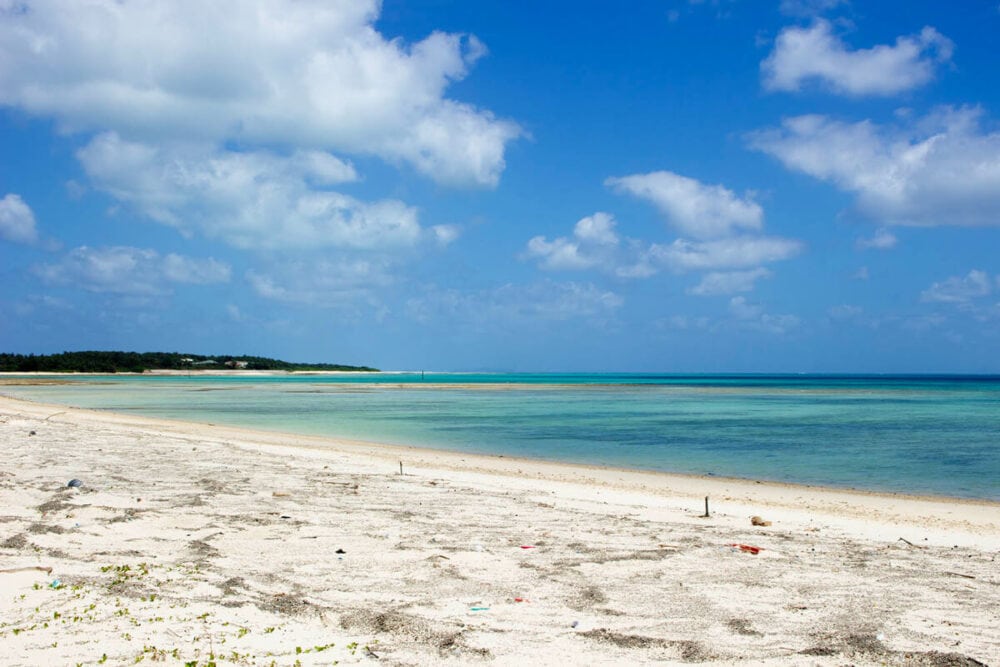久米島の東部エリアにあるイーフビーチ。「日本の渚100選」に選ばれたこともあり、長さは約2km。