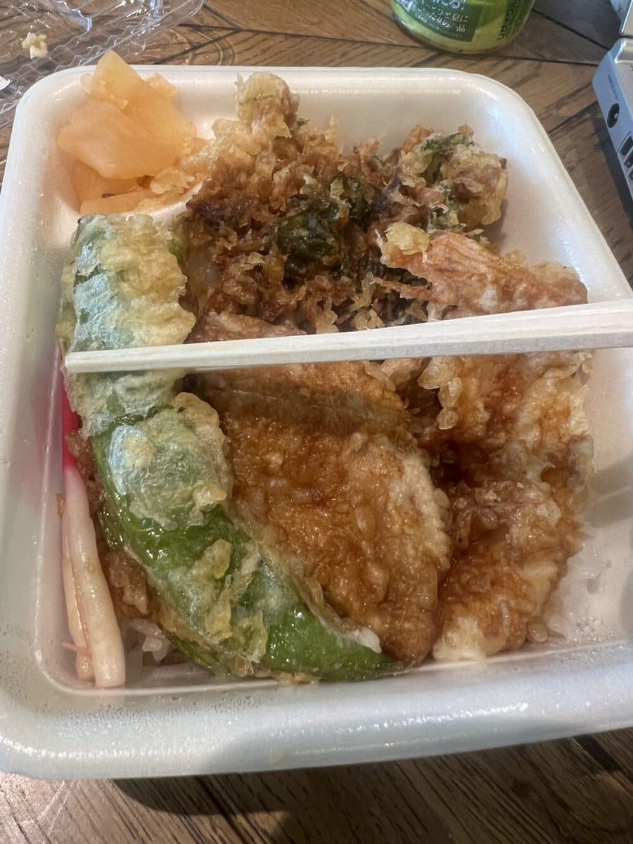 「初夏天丼弁当」の「ひらさやいんげんの天ぷら」