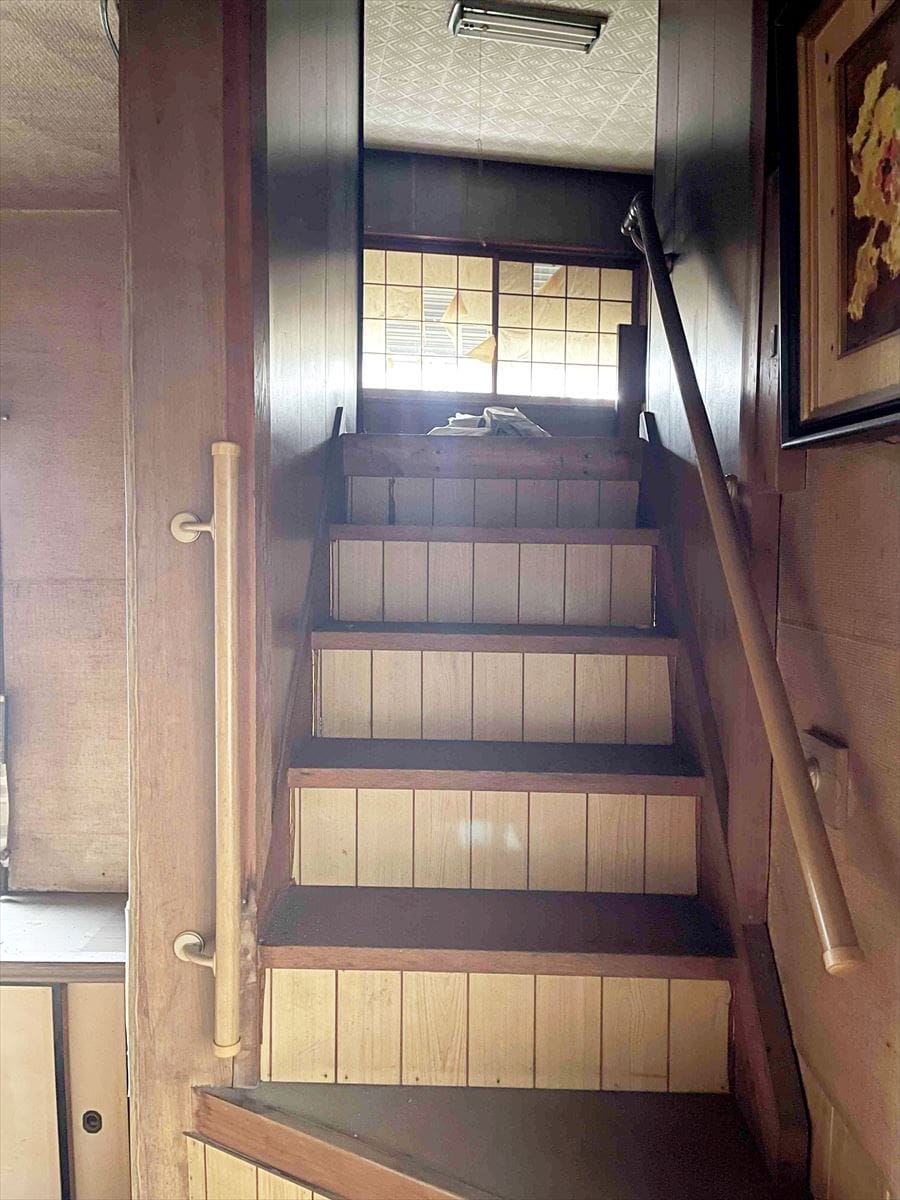 和歌山県かつらぎ町の物件の中２階への階段