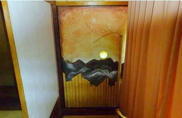 鹿児島県薩摩川内市の物件の廊下の装飾（外の光で太陽を表現）