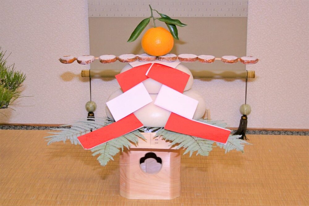 和歌山県かつらぎ町の特産品「串柿」を鏡餅に飾ったところ
