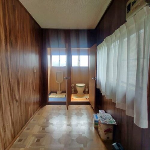 秋田県羽後町の物件のトイレ（玄関入って右手の廊下奥）