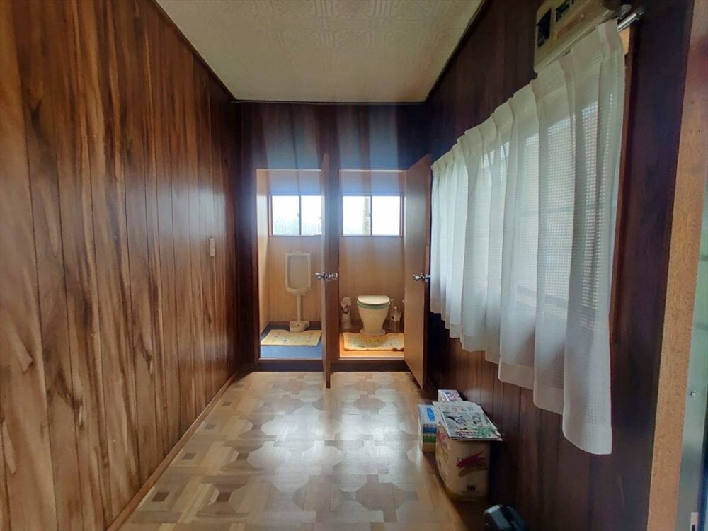 秋田県羽後町の物件のトイレ（玄関入って右手の廊下奥）