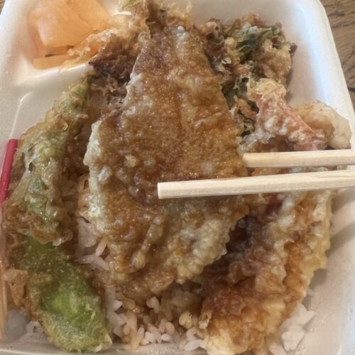 「初夏天丼弁当」の「生姜醤油漬けかつおの天ぷら」
