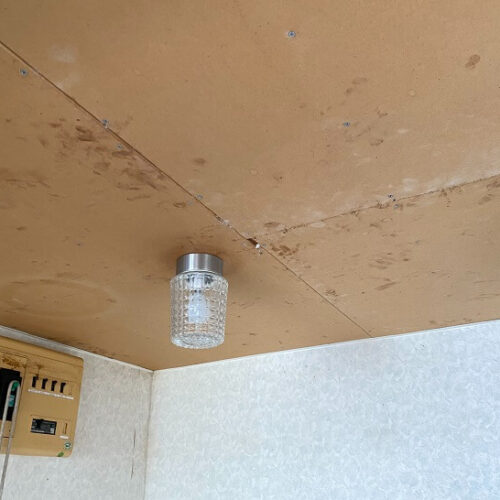 熊本県上天草市のマンション物件の内観_天井を補修したほうがよさそうだ。