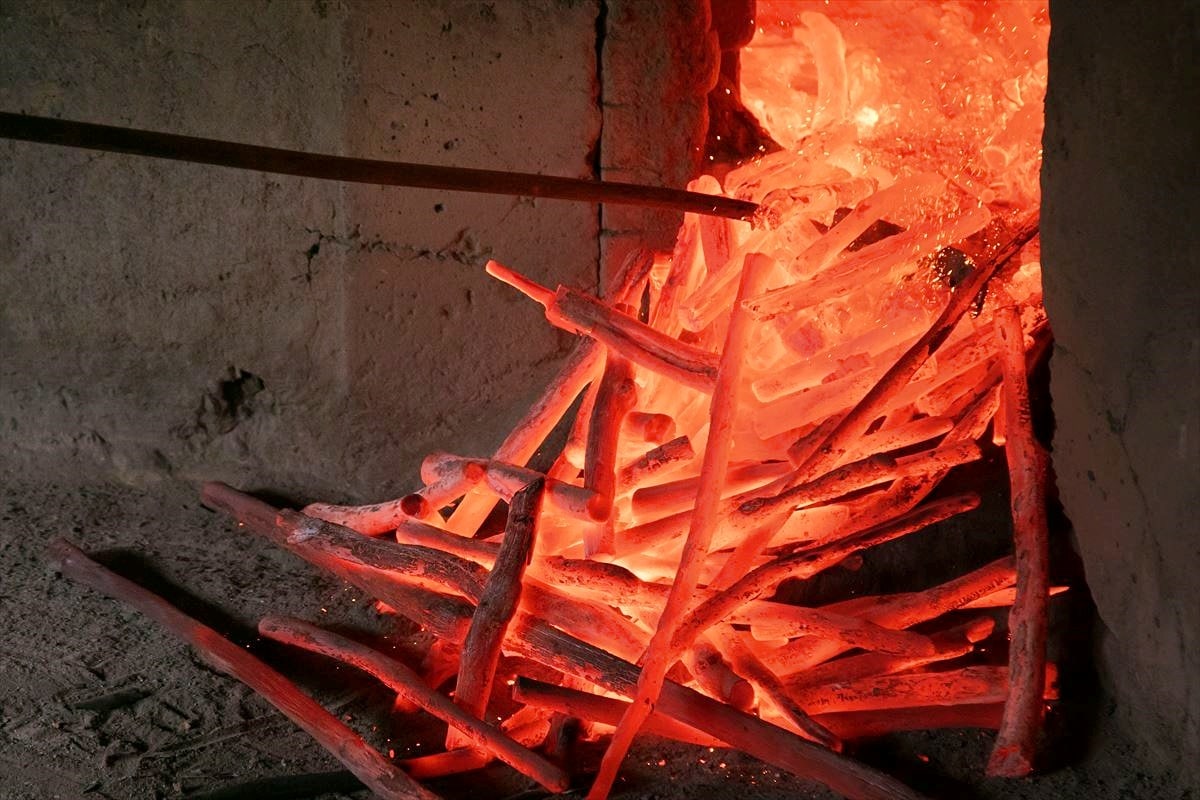 高知県室戸市の伝統産業である土佐備長炭の窯出し直後