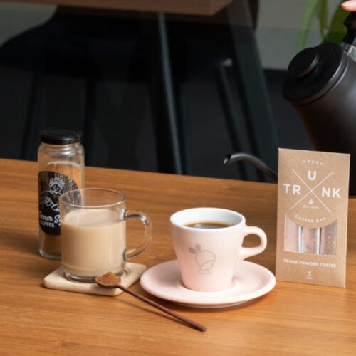 左：バリスタ世界チャンピオンTurner氏とのコラボレーション、右：日本のスペシャルティコーヒー界を代表するカフェの一つ、TRUNK COFFEEとのコラボレーション。