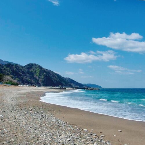 物件から市振海岸へ徒歩約3分 市振海岸では石拾いのほか、海水浴やシュノーケリング、釣りなどが楽しめる。