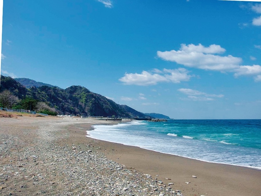 物件から市振海岸へ徒歩約3分 市振海岸では石拾いのほか、海水浴やシュノーケリング、釣りなどが楽しめる。