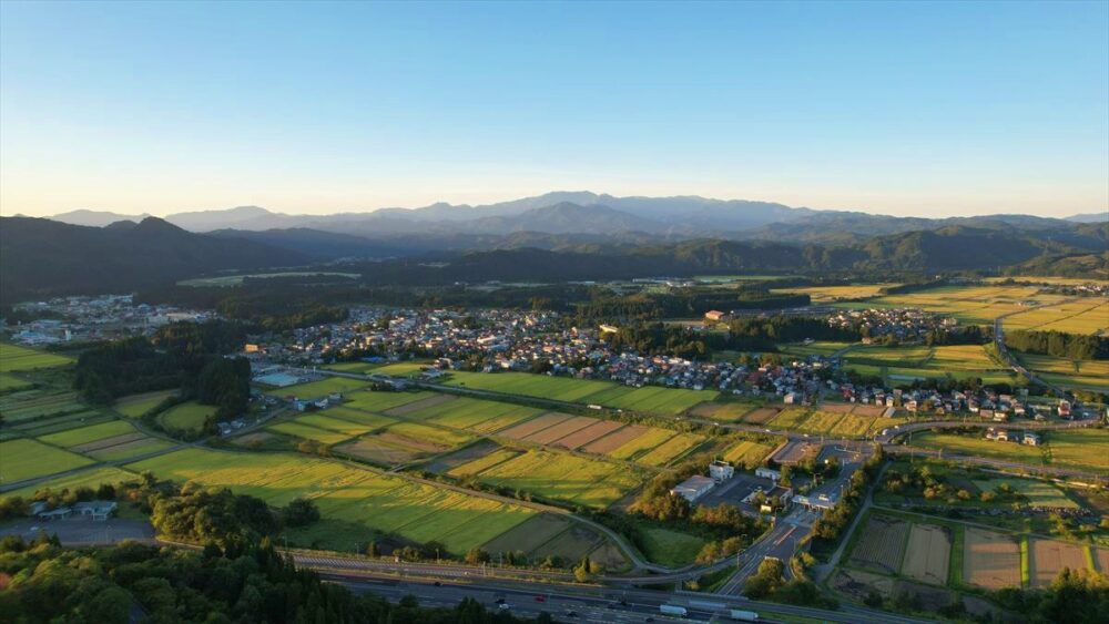 福島県西会津町のICからの田んぼ＆町の風景（ドローン空撮）