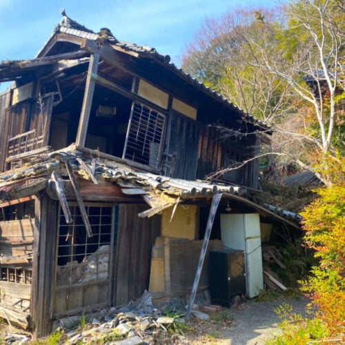 家は人が住まなくなるとどんどん荒廃していく。屋根が傷むと家屋内はあっという間に朽ちる。