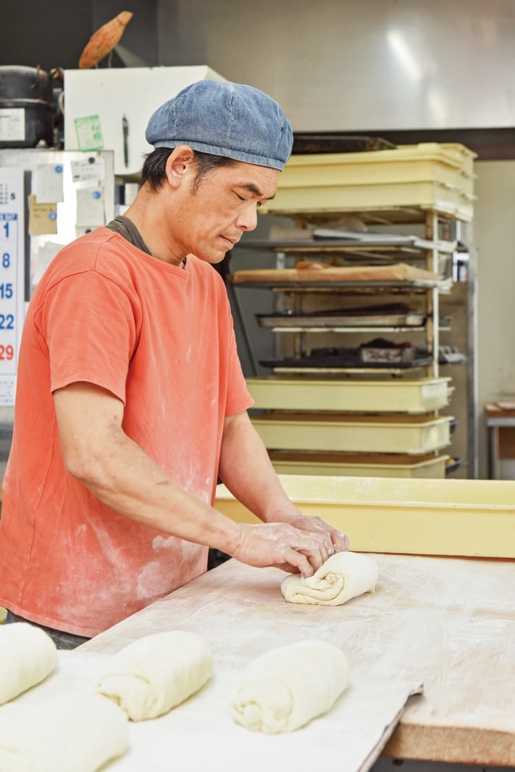 三重県伊賀市のパン工房「マームベランダ」でパン製造する武藤さん