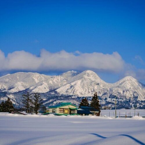 山形県尾花沢市の風景（徳良湖の近くから見える二ツ森山）