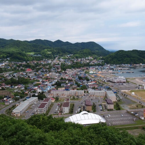 北海道豊浦町の噴火湾展望公園からの町の風景