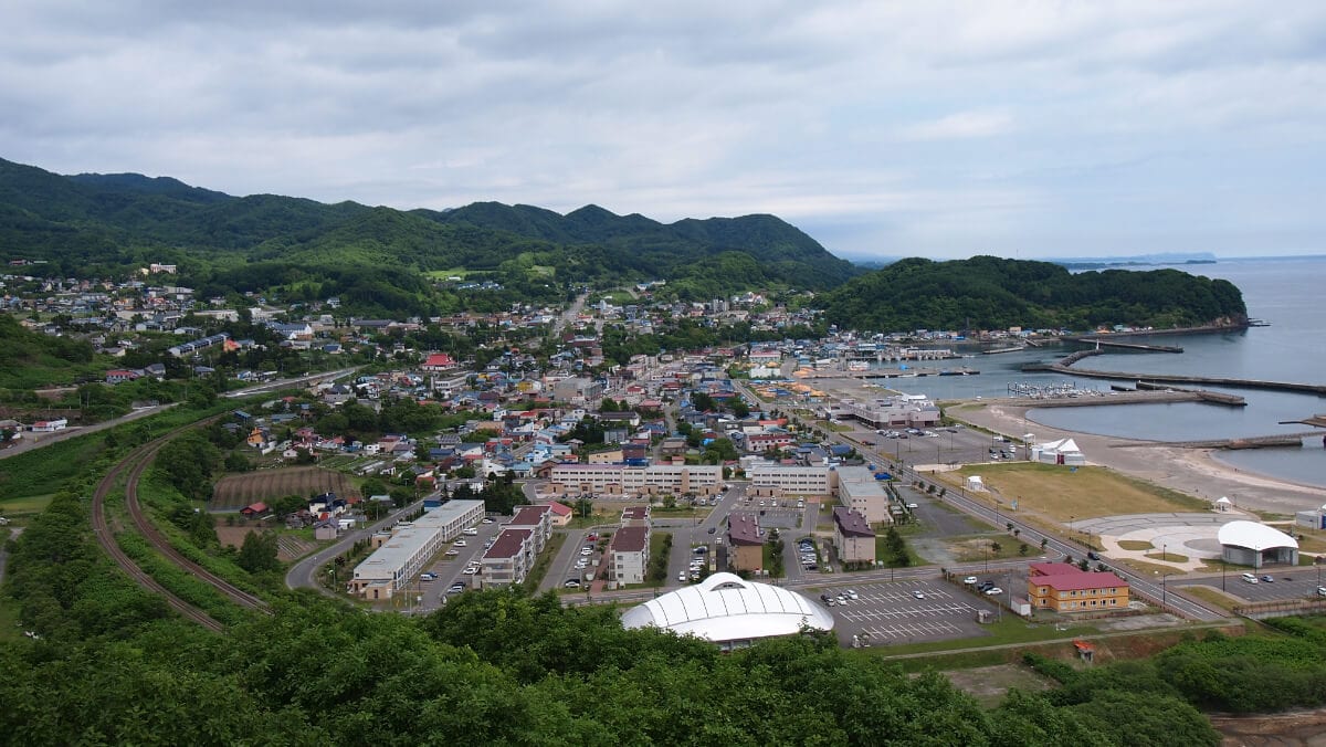 北海道豊浦町の噴火湾展望公園からの町の風景