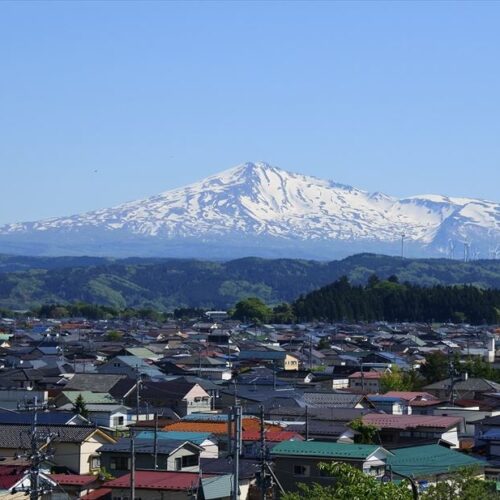 秋田県由利本荘市のまちなみと鳥海山