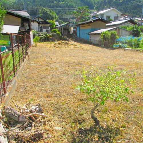 長野県塩尻市の物件の裏の土地