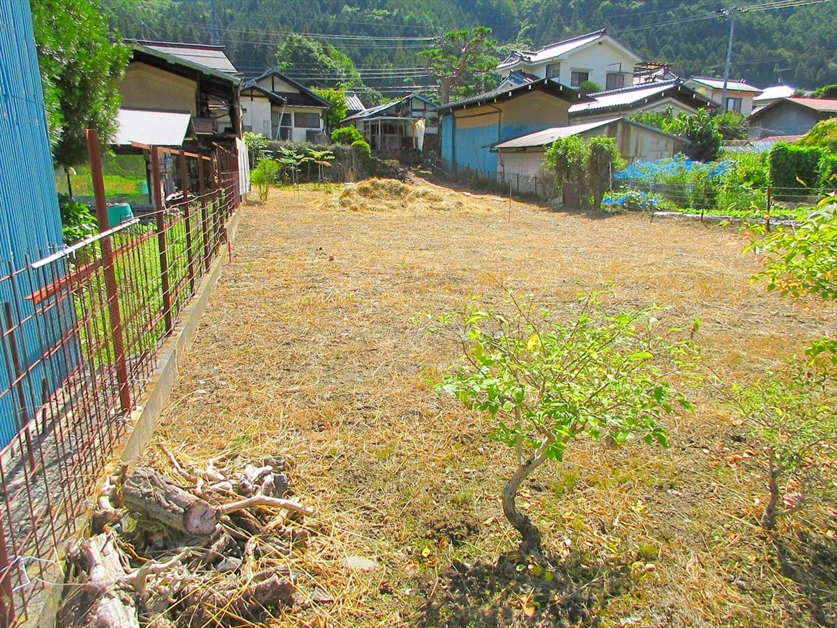 長野県塩尻市の物件の裏の土地