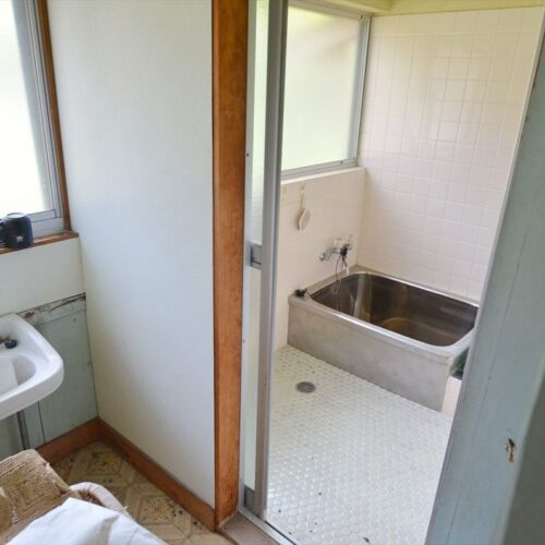 新潟県佐渡市の物件の浴室と洗面所