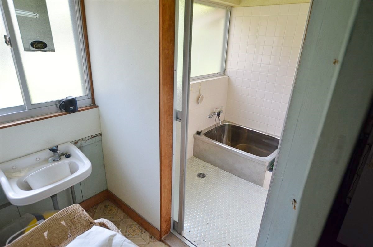 新潟県佐渡市の物件の浴室と洗面所