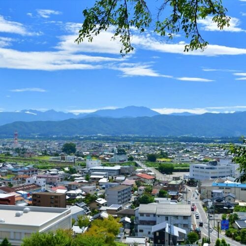 長野県伊那市の市街と南アルプス