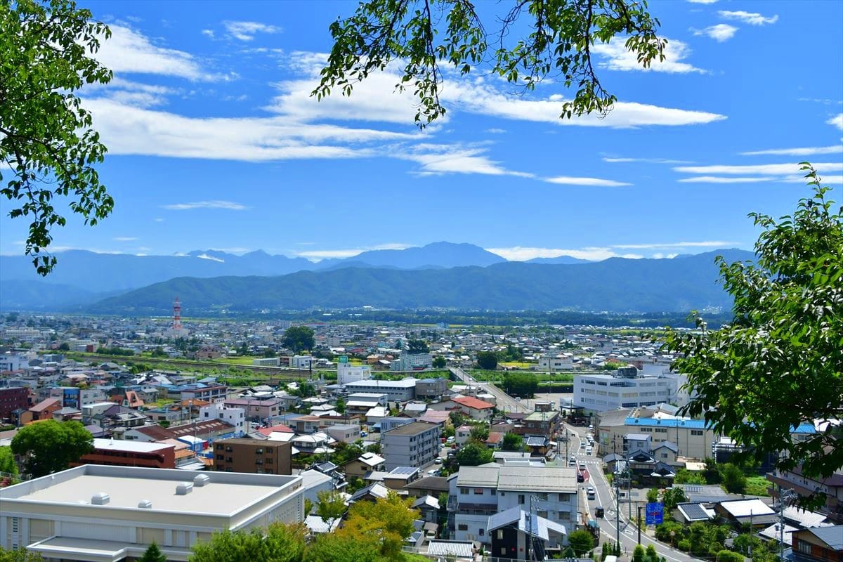 長野県伊那市の市街と南アルプス