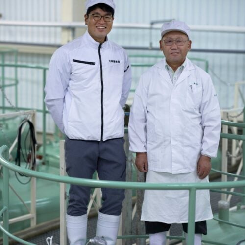 (左)大和蔵酒造 杜氏 関谷海志氏 (右)創業から蔵を支えてきた前杜氏 佐々木政利氏