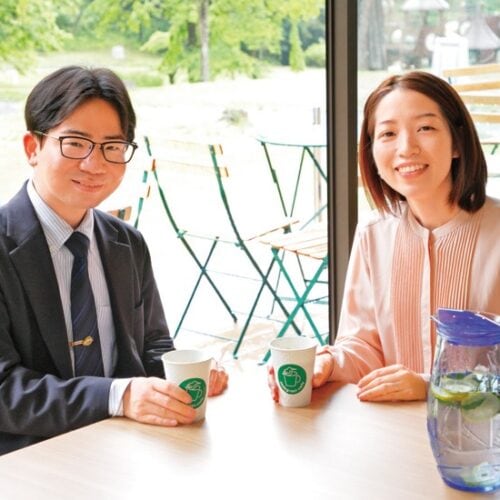 福島県須賀川市でカフェで寛ぐ移住者夫妻