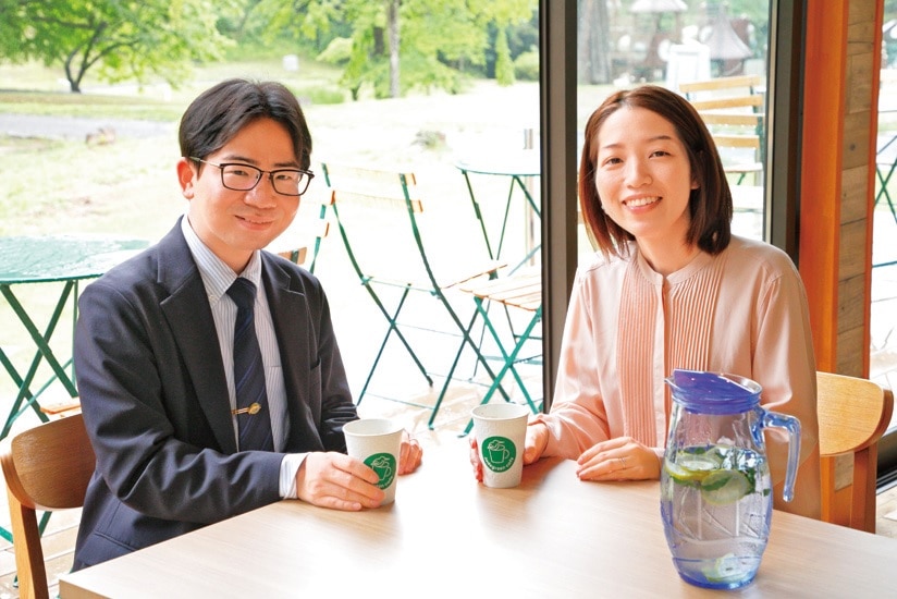 福島県須賀川市でカフェで寛ぐ移住者夫妻