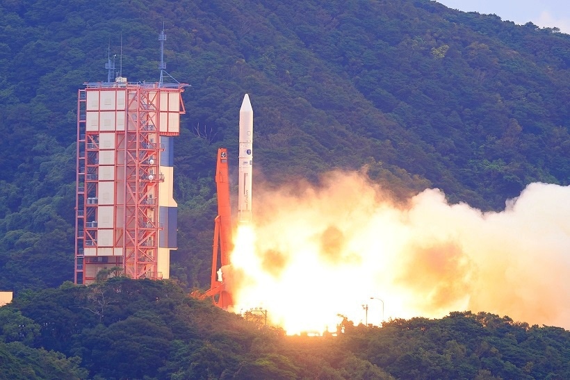 【JAXA内之浦宇宙空間観測所の写真】鹿児島県肝付町にあるロケット発射台。今まさにロケットが激しい噴煙をあげて飛び立とうとしている。