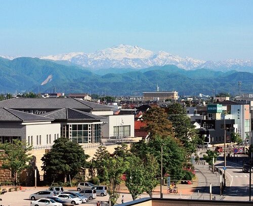 石川県白山市の松任駅から見る市街地と白山