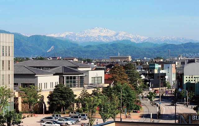 石川県白山市の松任駅から見る市街地と白山