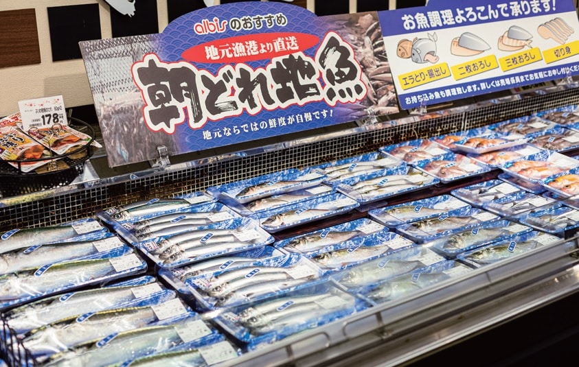 富山県富山市ではスーパーにも新鮮な魚が並ぶ