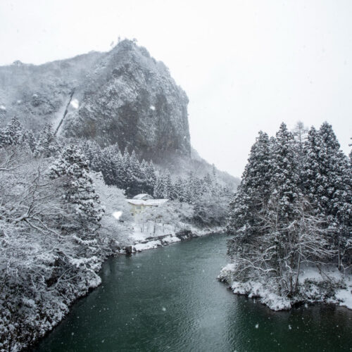 新潟県三条市の八木ヶ鼻の冬の風景