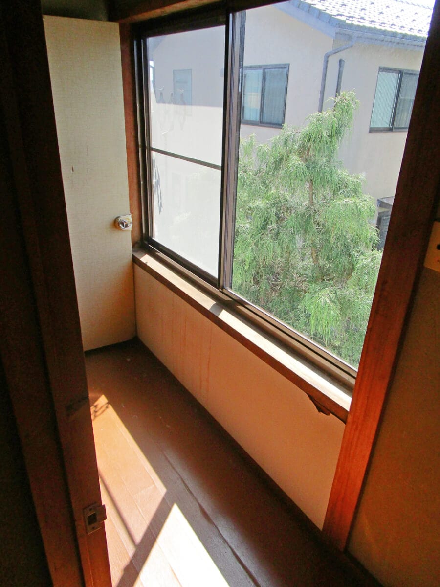 新潟県三条市の物件の2階の窓